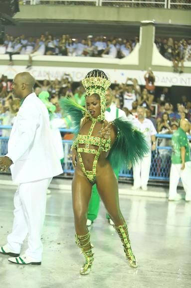 Pela primeira vez como rainha de bateria, Iza encantou no desfile da Imperatriz Leopoldinense 