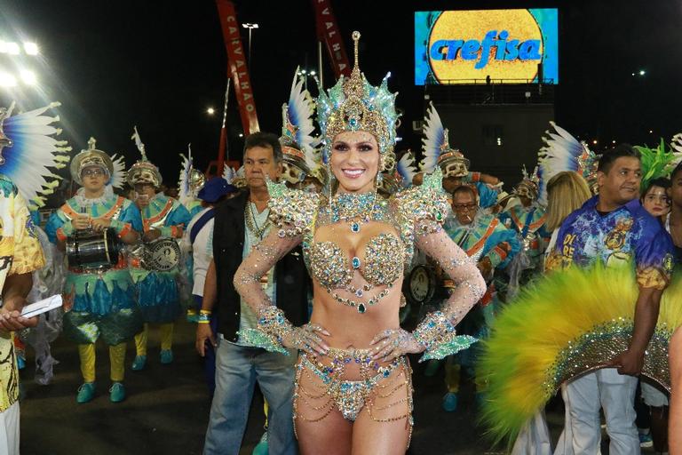 Lívia Andrade estreia como rainha de bateria no Rio de Janeiro