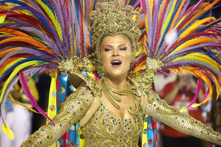 Luísa Sonza faz sua estreia na Sapucaí, em desfile da Grande Rio