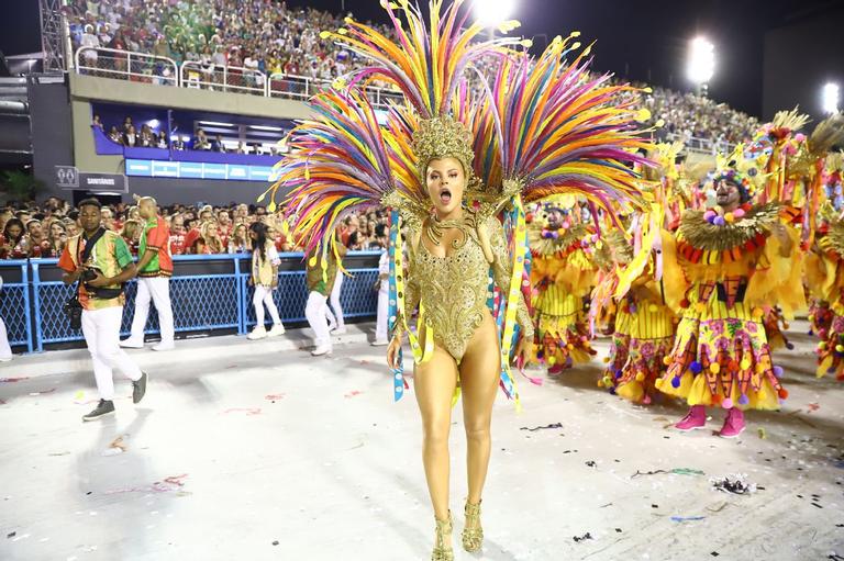 Luísa Sonza faz sua estreia na Sapucaí, em desfile da Grande Rio