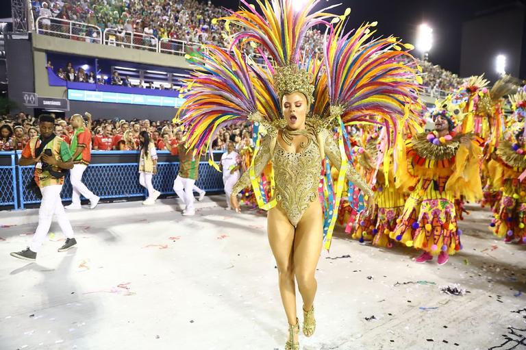 Luísa Sonza faz sua estreia na Sapucaí, em desfile da Grande Rio