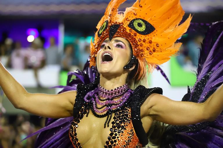 Monique Alfradique surge deslumbrante em desfile da Grande Rio