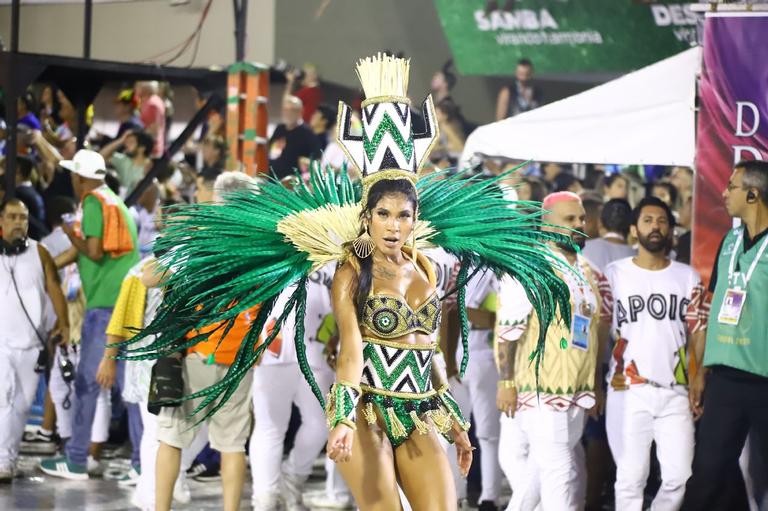 Pocah chora durante desfile da Grande Rio