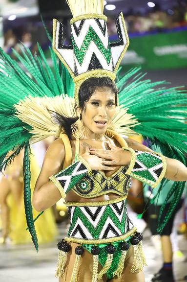 Pocah chora durante desfile da Grande Rio