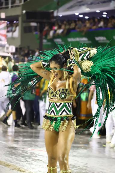 Pocah chora durante desfile da Grande Rio