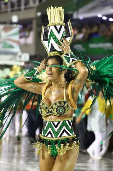 Pocah chora durante desfile da Grande Rio