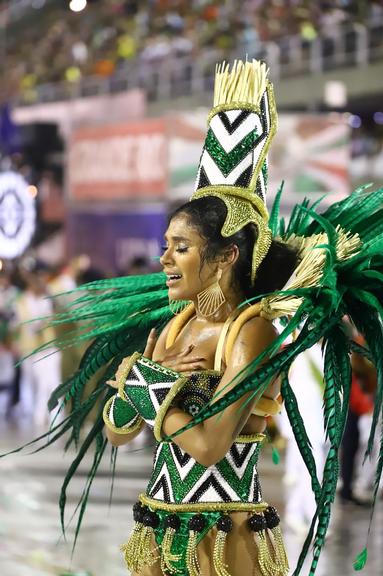 Pocah chora durante desfile da Grande Rio