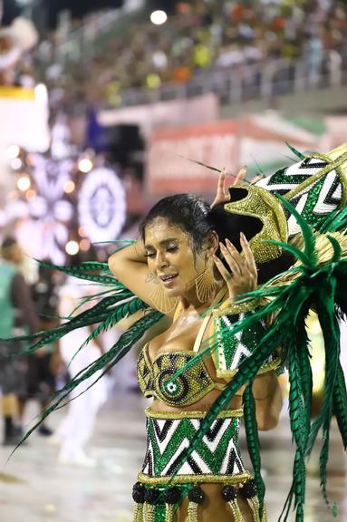 Pocah chora durante desfile da Grande Rio