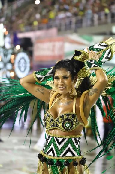 Pocah chora durante desfile da Grande Rio