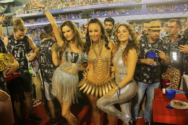 Sabrina Sato, Alessandra Ambrósio e Isis Valverde chamam atenção em camarote badalado da Sapucaí