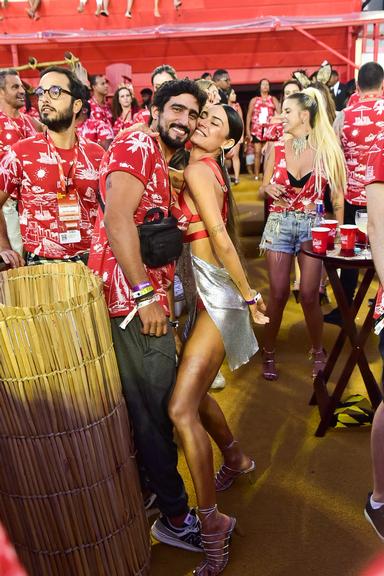 Thaila Ayala curte Carnaval na Sapucaí ao lado de Renato Góes e amigas