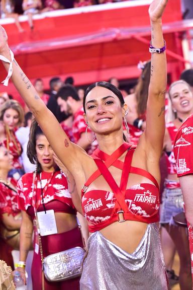 Thaila Ayala curte Carnaval na Sapucaí ao lado de Renato Góes e amigas