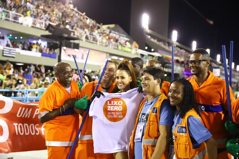 Deborah Secco elege look ousado para o Carnaval