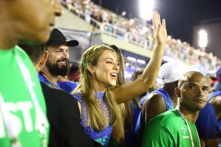 Paolla Oliveira curte mais um dia de Carnaval com o novo namorado