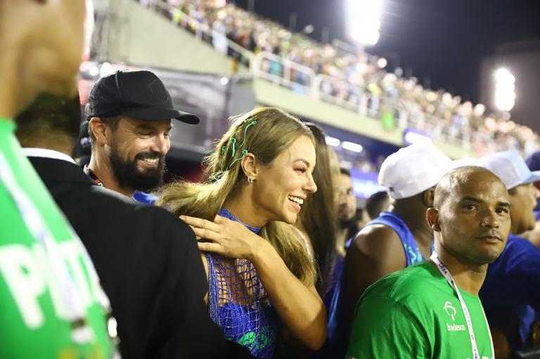 Paolla Oliveira curte mais um dia de Carnaval com o novo namorado