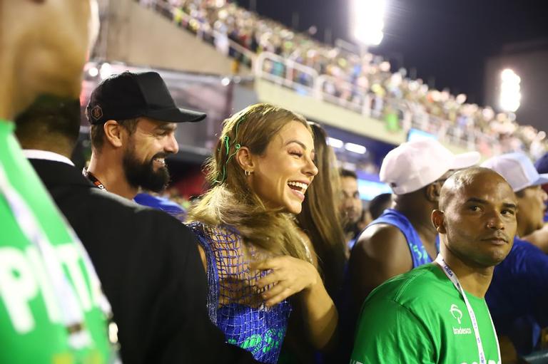 Paolla Oliveira curte mais um dia de Carnaval com o novo namorado