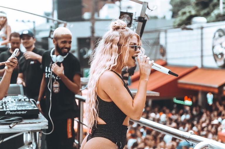 Luísa Sonza abre álbum de fotos do Carnaval e agradece