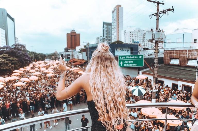 Luísa Sonza abre álbum de fotos do Carnaval e agradece