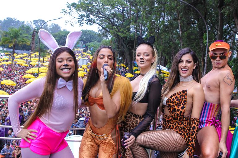 Famosos marcam presença no Bloco da Anitta