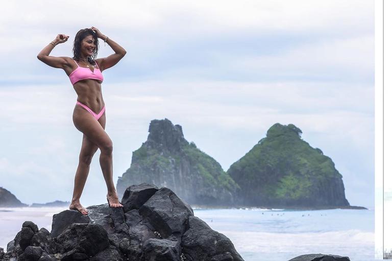 Juliana Paes exibe corpo escultural e definido em Noronha