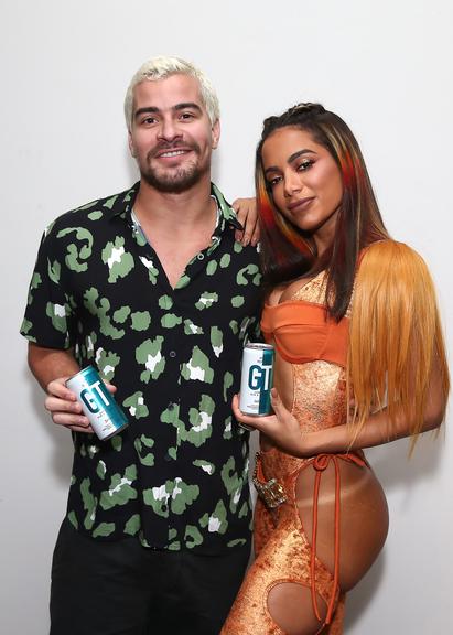 Thiago Martins marca presença no Bloco da Anitta