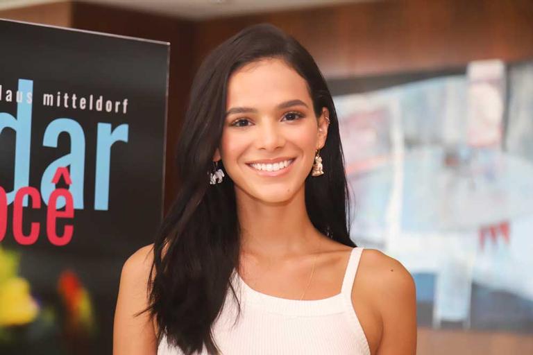 Bruna Marquezine marca presença em coletiva de novo filme