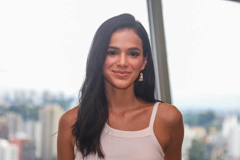 Bruna Marquezine marca presença em coletiva de novo filme