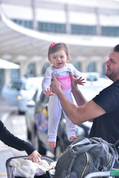 Thaeme Mariôto com a filha Liz em aeroporto