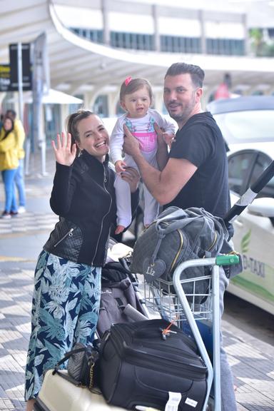 Thaeme Mariôto com a filha Liz em aeroporto