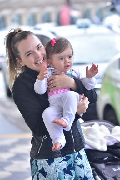 Thaeme Mariôto com a filha Liz em aeroporto