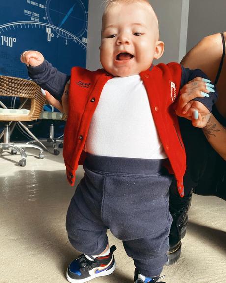 Filho de Gabi Brandt completa oito meses e encanta web