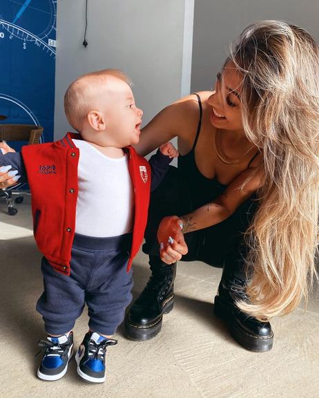 Filho de Gabi Brandt completa oito meses e encanta web