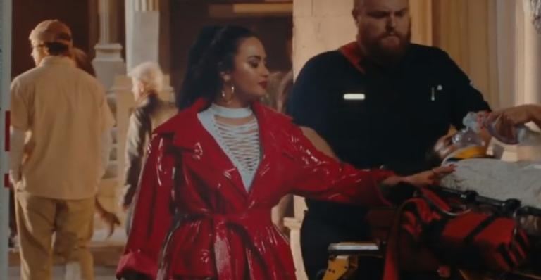 Em novo clipe, Demi Lovato fala sobre amor próprio e traz referências de sua carreira