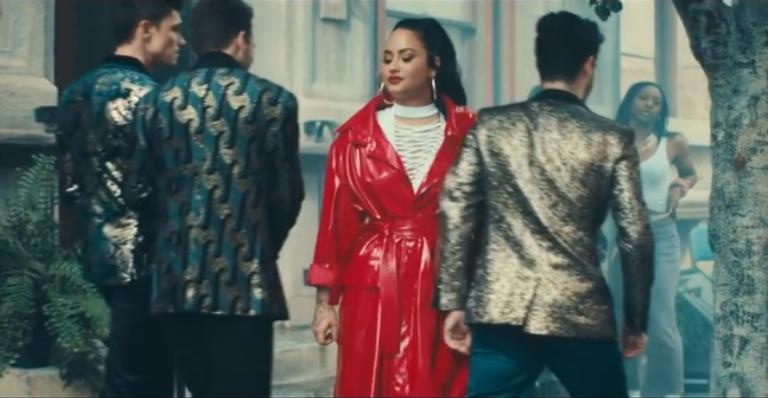 Em novo clipe, Demi Lovato fala sobre amor próprio e traz referências de sua carreira