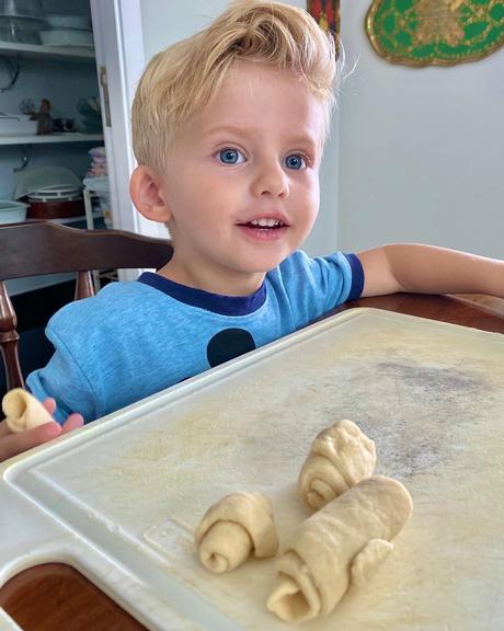 Enrico Bacchi surge aprendendo a cozinhar com a avó