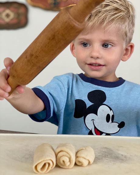 Enrico Bacchi surge aprendendo a cozinhar com a avó