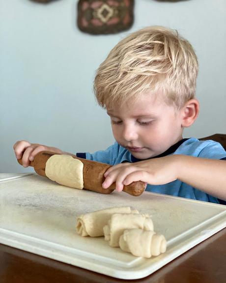 Enrico Bacchi surge aprendendo a cozinhar com a avó