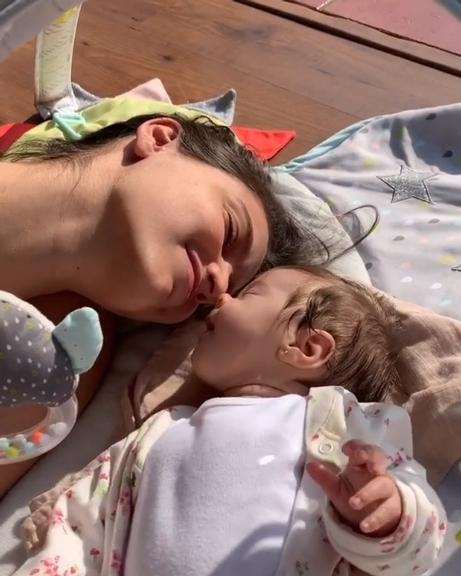 Laura Neiva exibe vídeo fofíssimo com a filha recém-nascida