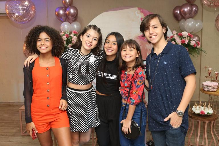 Natthália Gonçalves recebe famosos em sua festa de 13 anos 