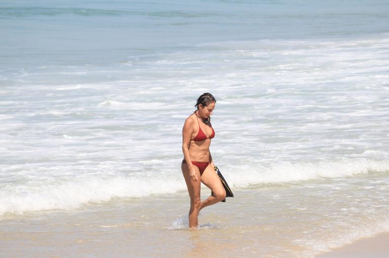 Andréa Beltrão é flagrada na praia de Copacabana