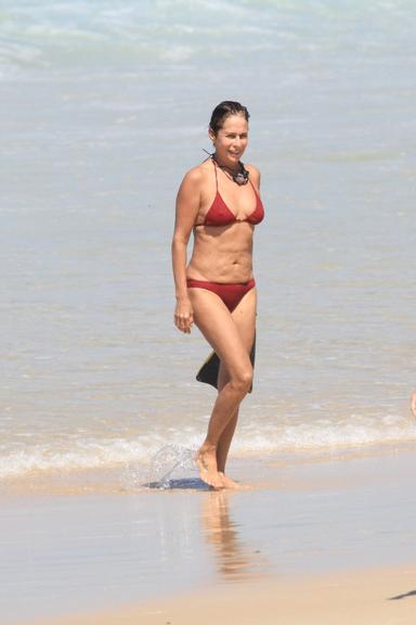 Andréa Beltrão é flagrada na praia de Copacabana