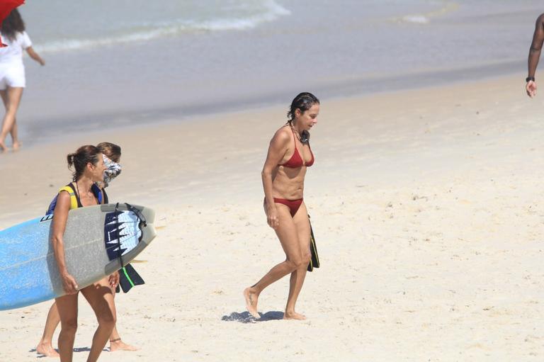 Andréa Beltrão é flagrada na praia de Copacabana