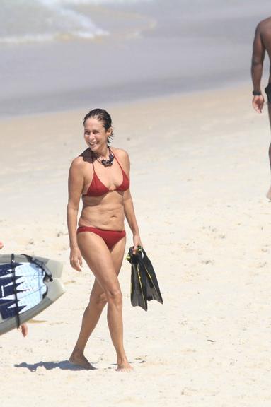 Andréa Beltrão é flagrada na praia de Copacabana