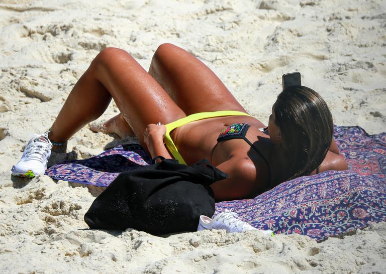 Giulia Costa impressiona ao exibir corpo definido em dia de praia