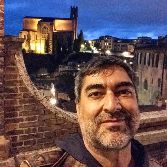 Zeca Camargo durante viagem pela Toscana