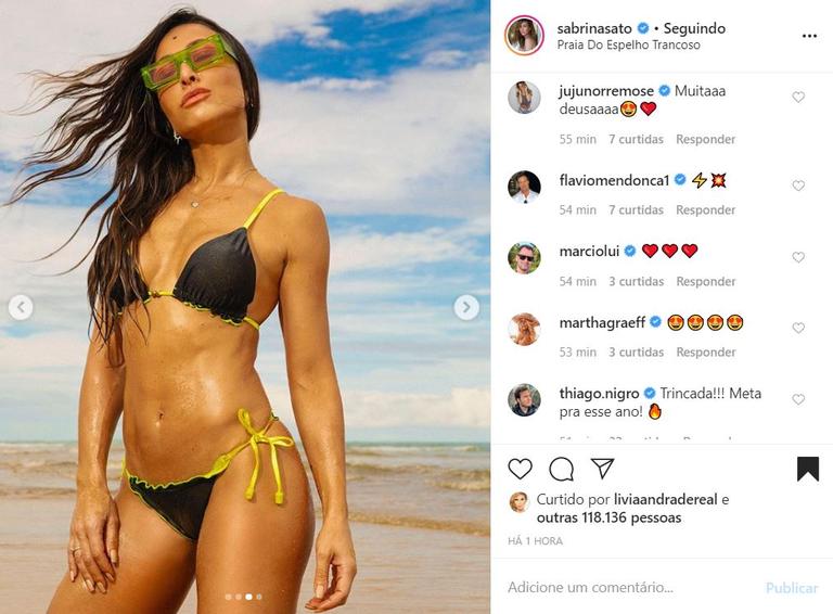 Em Trancoso, Sabrina Sato exibe corpão e arranca suspiros dos fãs