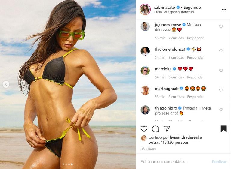 Em Trancoso, Sabrina Sato exibe corpão e arranca suspiros dos fãs