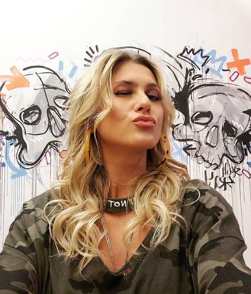 Lívia Andrade mostra grafite nas paredes de sua casa