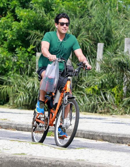 Bruno De Luca é flagrado pedalando no Rio de Janeiro