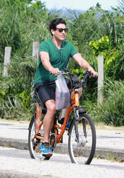 Bruno De Luca é flagrado pedalando no Rio de Janeiro